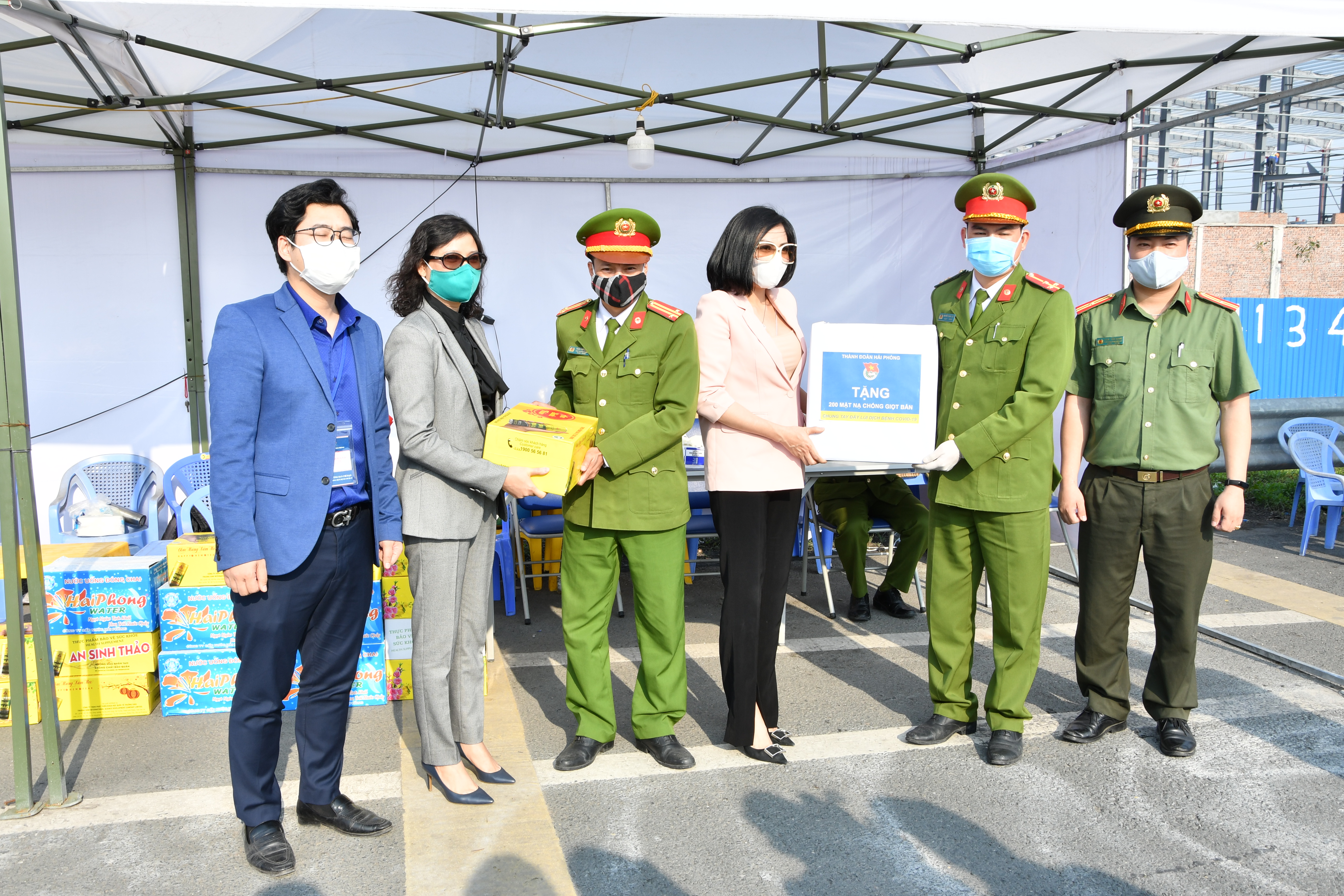 Thành đoàn Hải Phòng thăm, tặng quà, khen thưởng các chốt kiểm soát phòng chống dịch Covid – 19